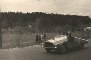 21. Kartu su elegantiškais ZIL lenktyniavo ir tokie sportiniai automobiliai. M. Nėniškio rinkinys. Fotgrafas A. Nėniškis.