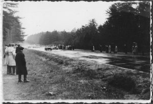 7. Pirmųjų „Valakampių žiedo“ automobilių lenktynių startas 1963 05 05. R. Žičkaus rinkinys.